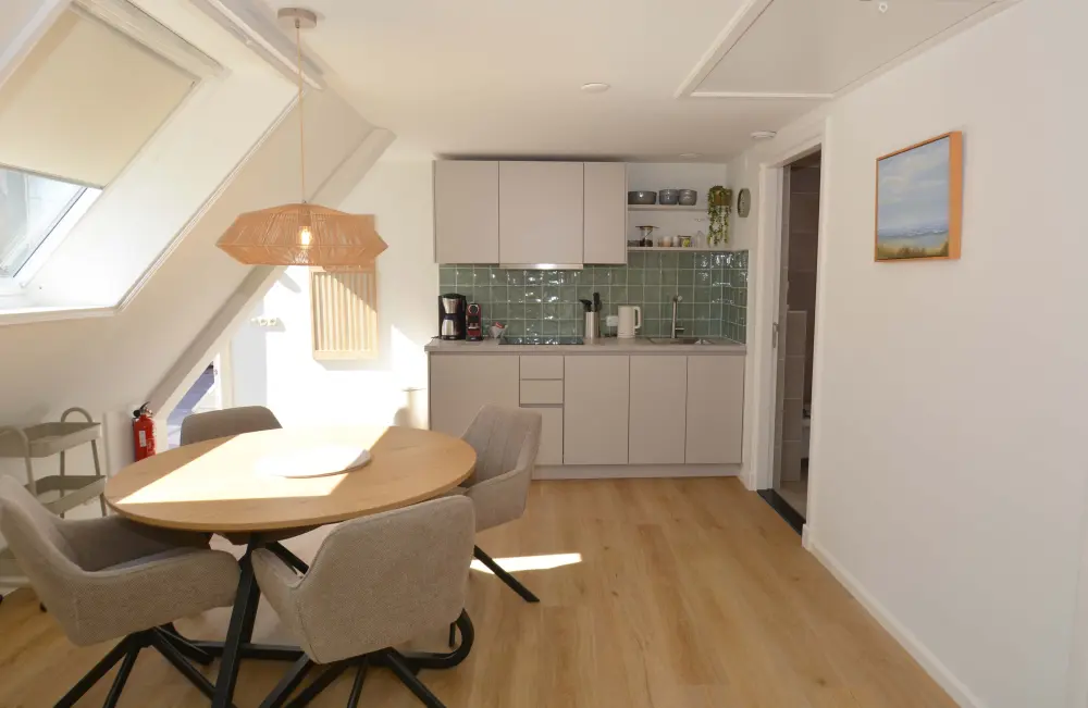 Eettafel en keuken appartement huren Schiermonnikoog